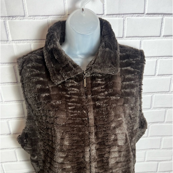 Andrea Faye Women's Brown faux fur vest /size XL - Picture 3 of 11